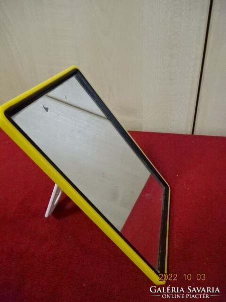 Standing mirror in a plastic frame. Size: 15.5 x 10.5 cm. He has! Jokai.