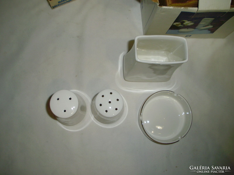 Négy darabos ÚJ porcelán készlet dobozában - PILON - váza, hamutál, só és vagy paprika szóró