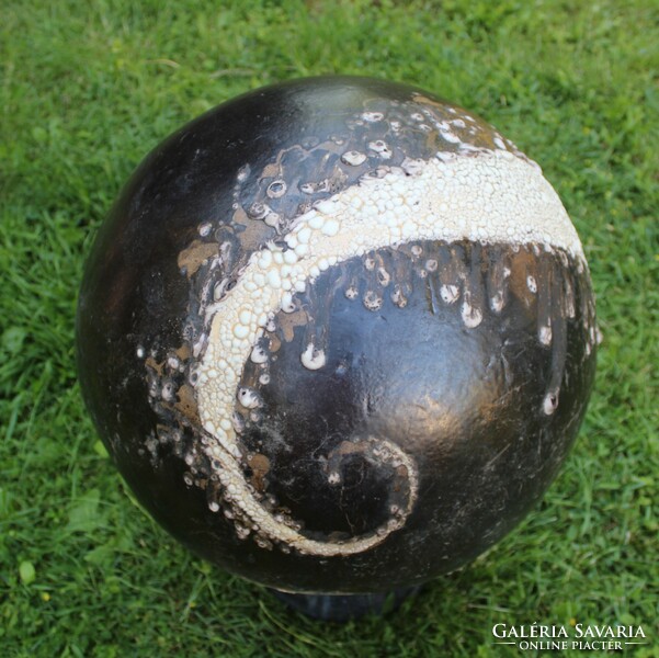 Decorative garden ball with line of force