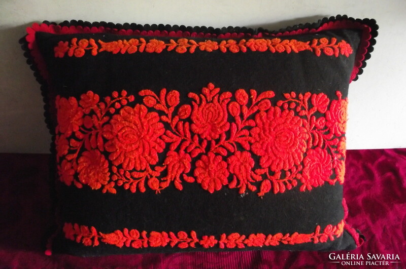 Original Matyó pillow.