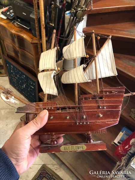 Wooden ship model, in good condition, 30 cm in size. May flower