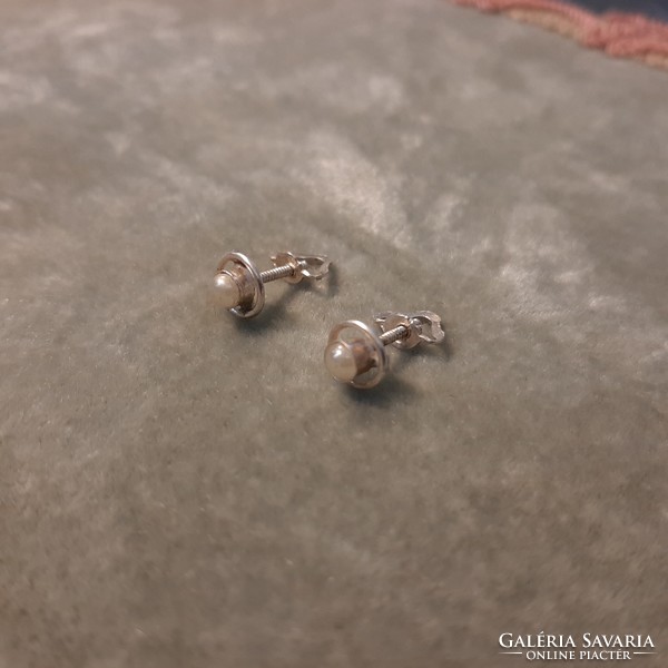 Ezüst gyöngyös tekerős fülbevaló pár