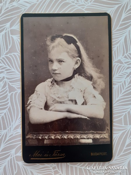 Antik gyerekfotó Mai Manó és Társa Budapest régi műtermi kislány fénykép