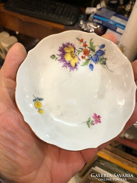 Meiseni porcelán tálka, XIX. sz., 10 cm-es magasságú, hibátlan darab.