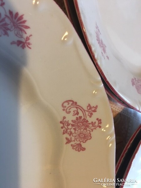 Zsolnay plate set with feathered, pink pattern