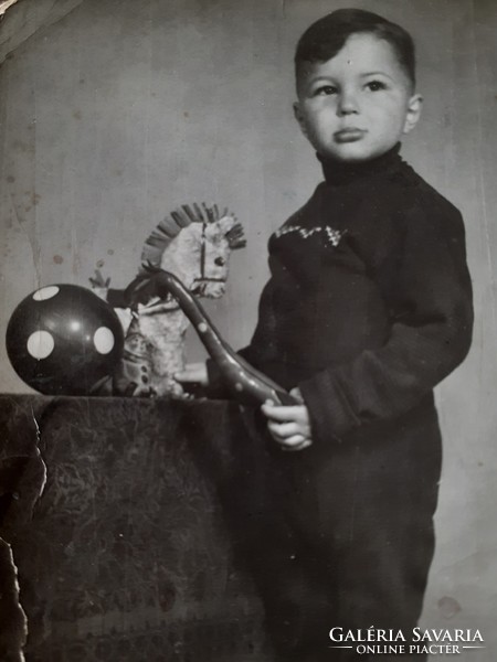 Régi gyerekfotó kisfiú játék falóval labdával fénykép