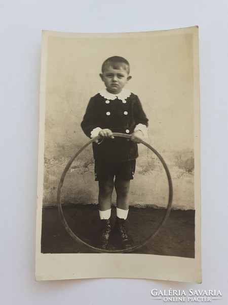 Régi gyerekfotó vintage fénykép kisfiú karikával