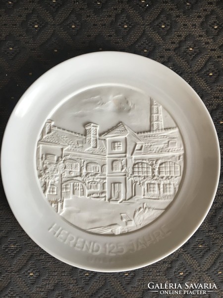 Herendi litofán tányér, 125. évfordulóra, a Herendi manufaktúra épületével, német felirattal