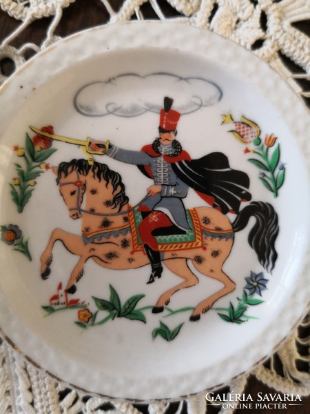 Zsolnay porcelán kulacs és tálka - lovas huszár