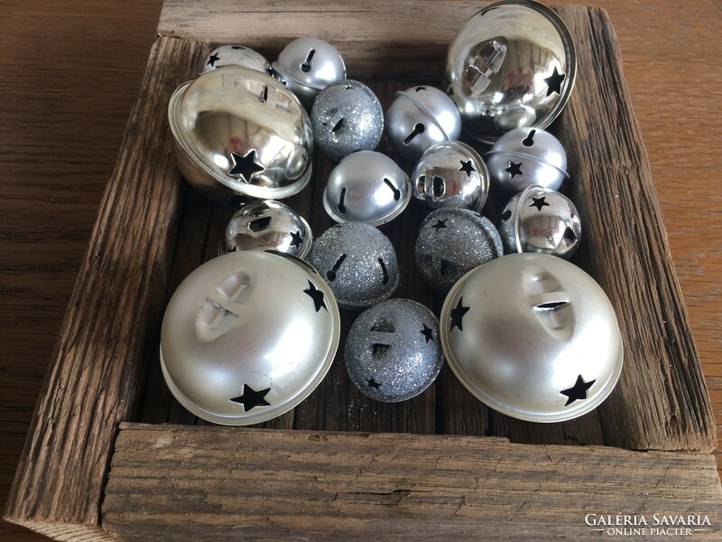 Metal rattle balls/decorations in one