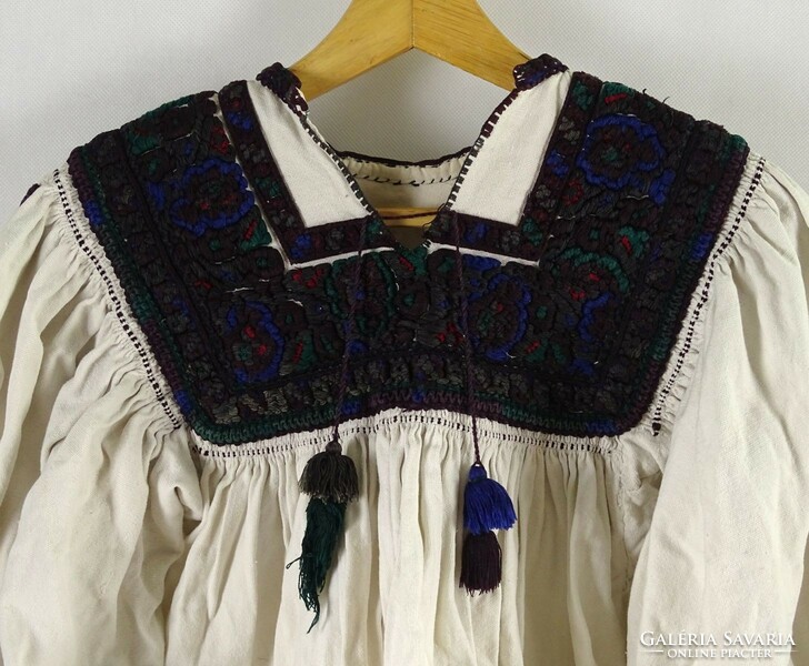 1I144 old richly decorated embroidered Hungarian folk costume