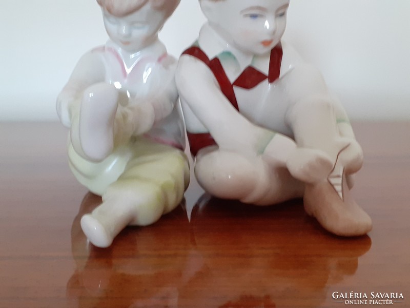 Régi Aquincum Budapest porcelán öltözködő gyerekek 2 db