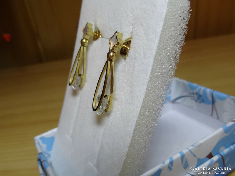 NAGYON SZÉP. !! Sebészeti acélból készült fényes fülbevaló szép 14ct arany színű .