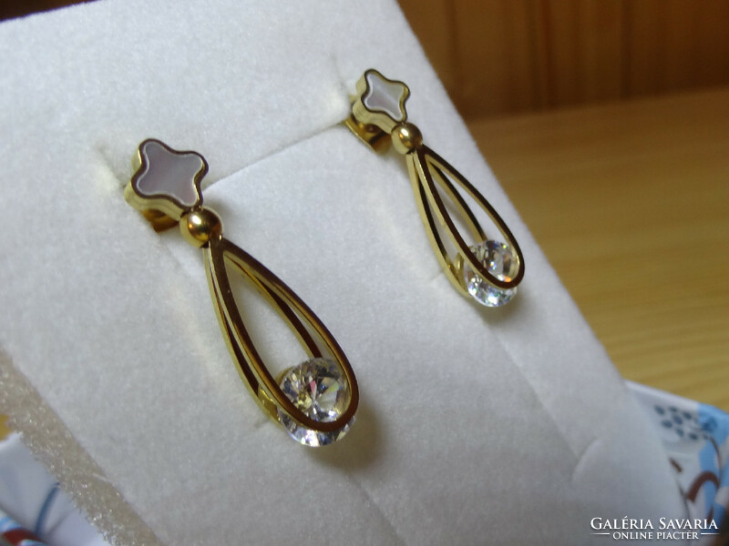 NAGYON SZÉP. !! Sebészeti acélból készült fényes fülbevaló szép 14ct arany színű .