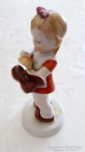 Régi Royal Dux Elly Strobach porcelán kislány cipőpucoló figura