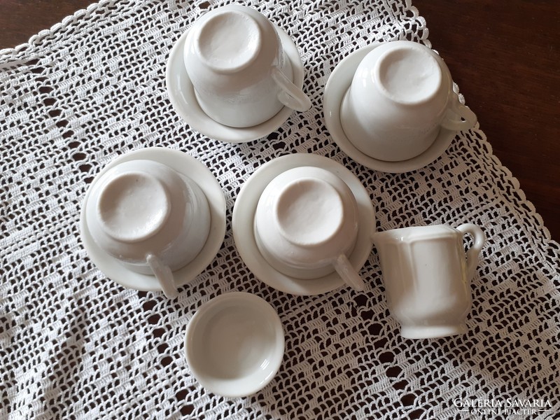 Régi játék porcelán teás készlet horgolt kis terítővel