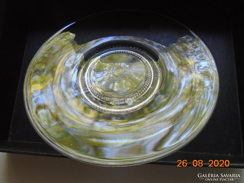 Modern vonalú üveg tányér bordázott csiszolt talpal