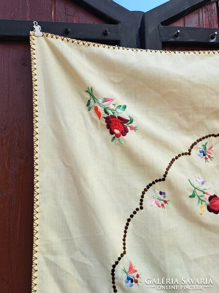 Gyönyörű 114*114 cm-es hímzett virágos terítő asztalterítő nosztalgia Gyűjtői darab Falusi abrosz