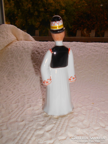 Népviseletes Hollóházi kis méretű kézzel festett   porcelán   fiú figura