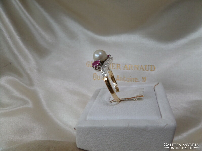 Arany gyűrű rubinokkal, gyönggyel és gyémántokkal