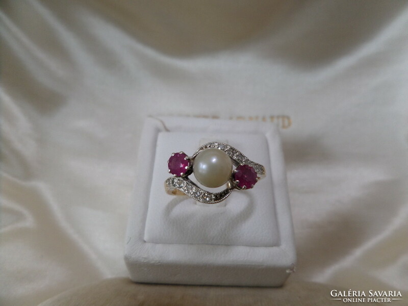 Gold ring with rubies, pearls and diamonds