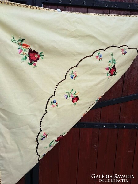 Beautiful 114*114 cm embroidered floral tablecloth tablecloth nostalgia collector's item village tablecloth