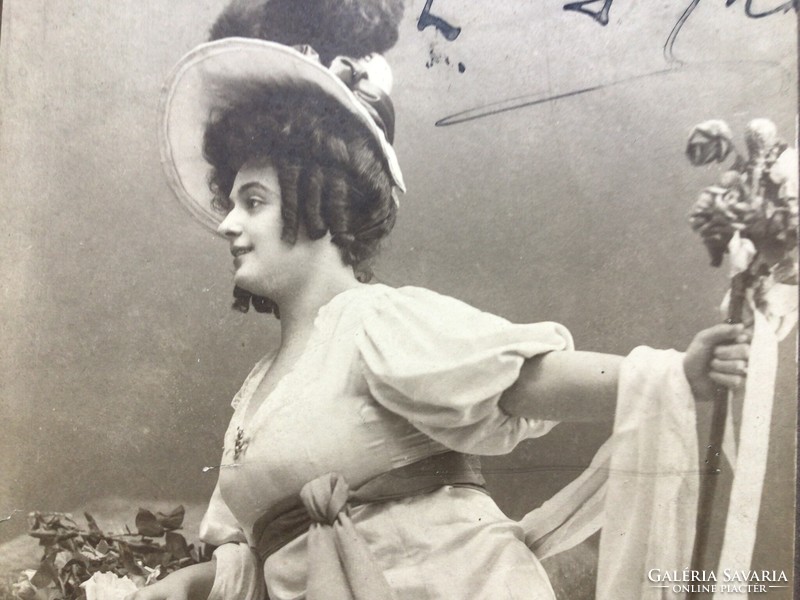 Elsa Szamosy is an opera singer.