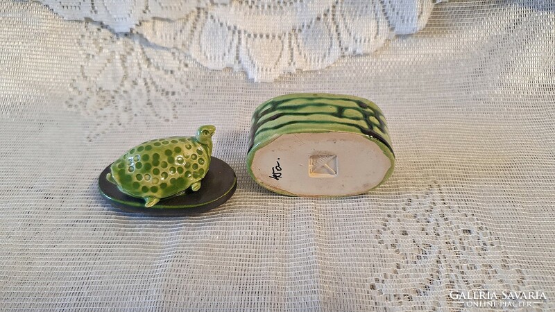 Régi, ovális alakú, zöld, kerámia bonbonier, tetején teknősbéka figurával.