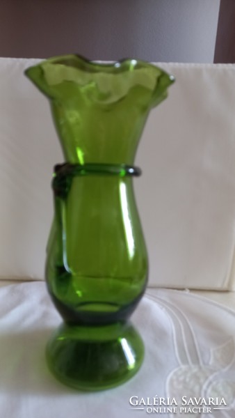 Zöld, átlátszó, fodros szélű, üvegszál díszítésű kézműves talpas váza