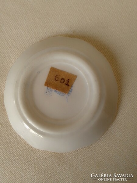 Három régi Aquincum porcelán mini tálka tányérka virágminta jelzett számozott, babatányér babaház