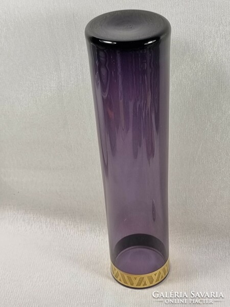 Lila/ püspöklila színű üveg váza,szájrésznél aranyozott peremmel, XX.szd második fele,jelzés nélkül