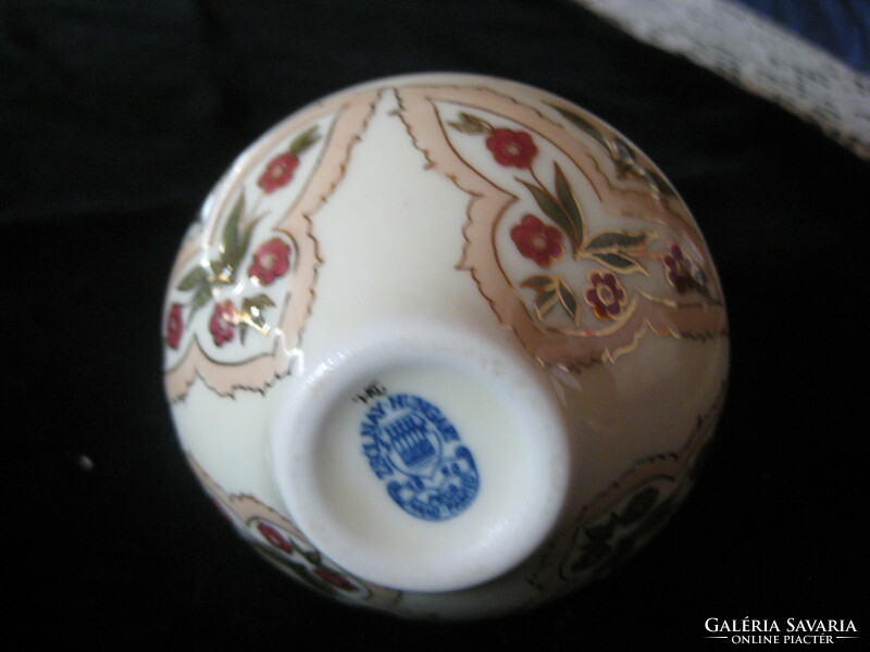 Zsolnay ,  kézzel festett  elegáns , kis váza  , 8 cm