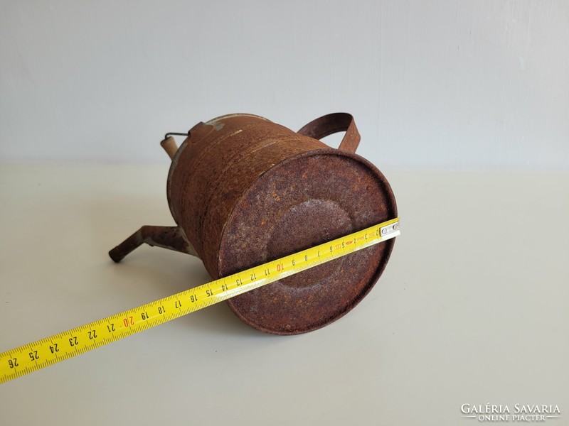 Régi vintage fém kanna petróleumos olajos bádogkanna dekoráció