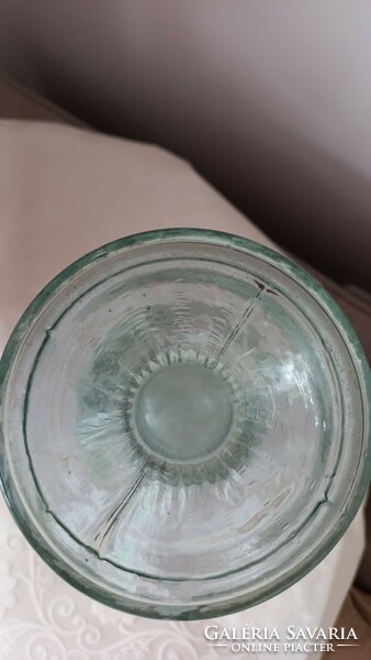 Vintage, világos zöld,  vastagfalú, anyagában csíkozott nehéz , nagy méretű üveg váza