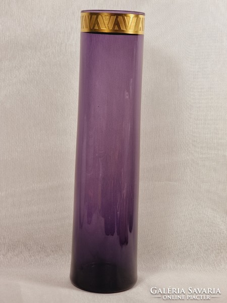 Lila/ püspöklila színű üveg váza,szájrésznél aranyozott peremmel, XX.szd második fele,jelzés nélkül
