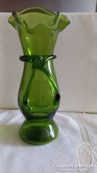 Zöld, átlátszó, fodros szélű, üvegszál díszítésű kézműves talpas váza