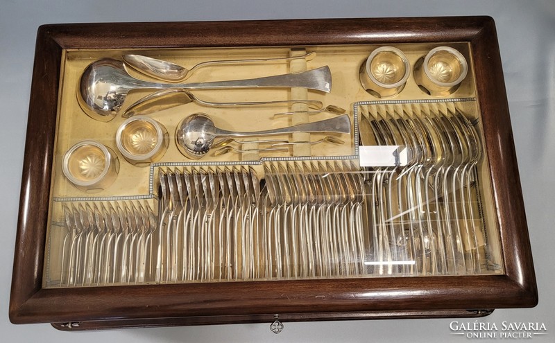 Angol fazonú, antik ezüst evőeszköz készlet dobozban 12 személyes, 146 darabos