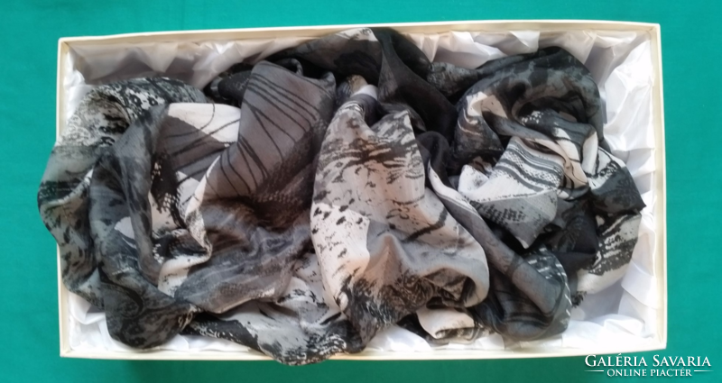 Halálfejes nagyméretű fekete-fehér-szürke sál ,kendő  stóla, strandkendő 110 x 200 cm