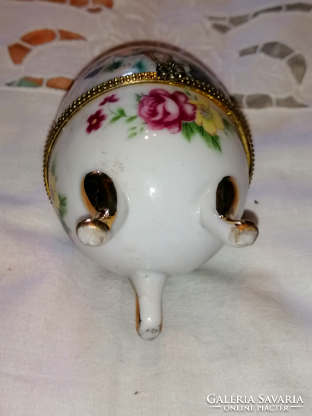 Porcelain jewelry holder with eggs