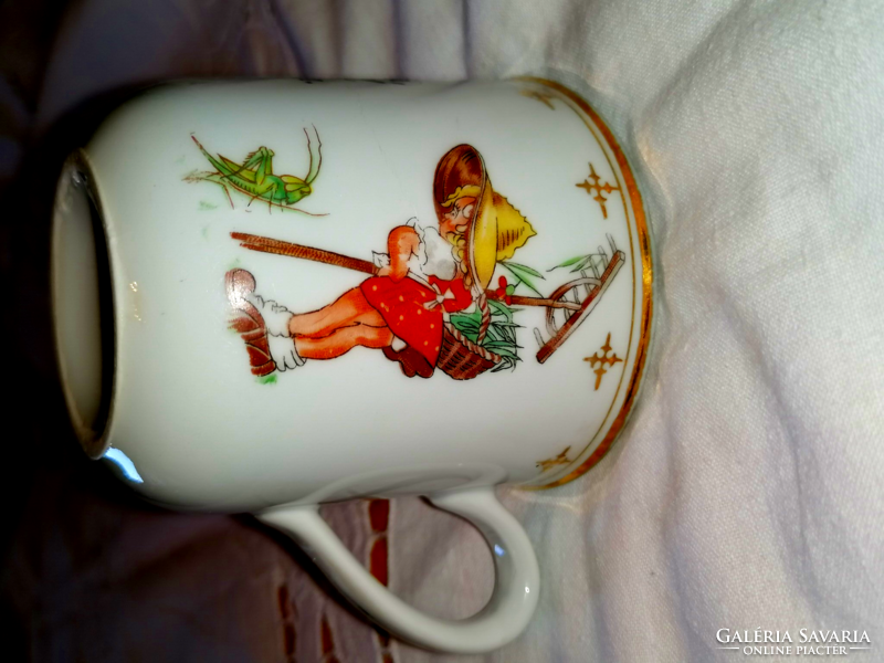 Porcelán mesecsésze, ritka Zsolnay csészéken is szereplő szöcskés mesemintával