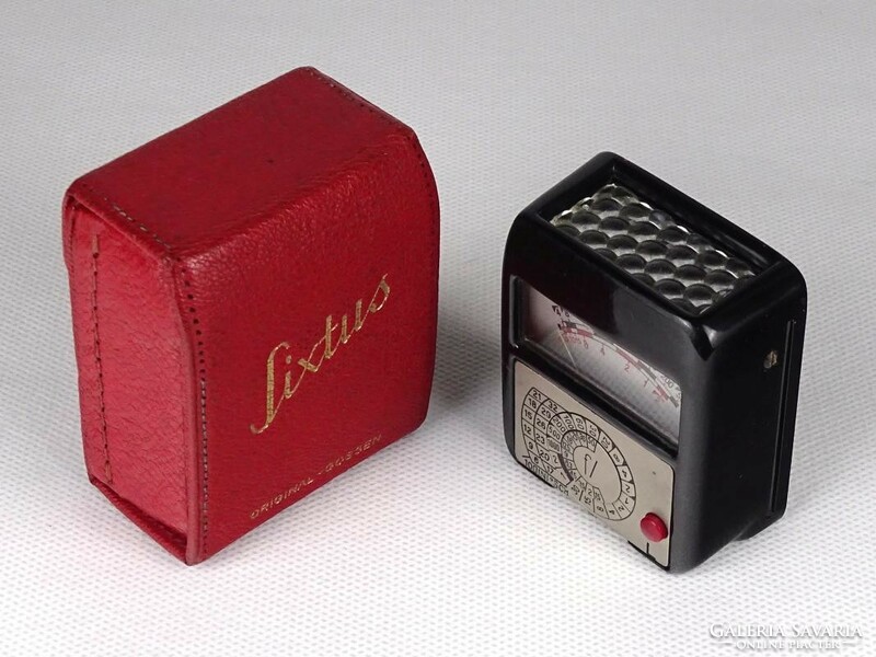 1K851 old sixtus light meter in red leather case