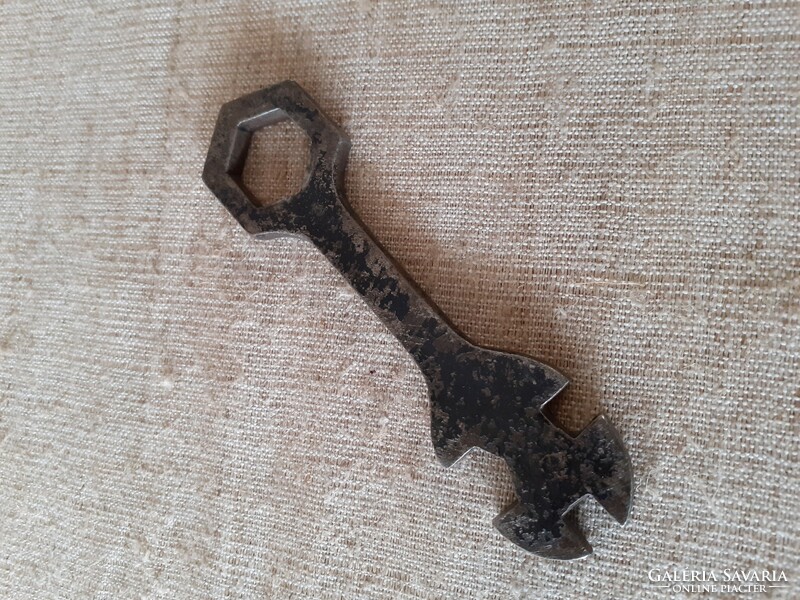 1 old universal bicycle key