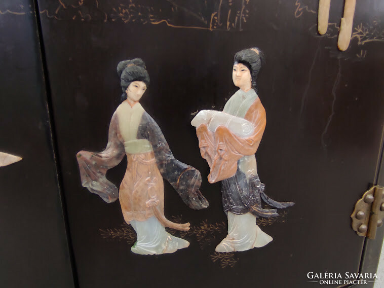 Antik kínai bútor sarok lakk szekrény gésa dombor kő berakás festett fekete 963 6085