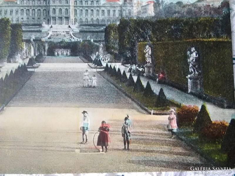 Antik színezett képeslap/fotólap Bécs Belvedere palota kertje, gyerekek karikával 1910 körüli