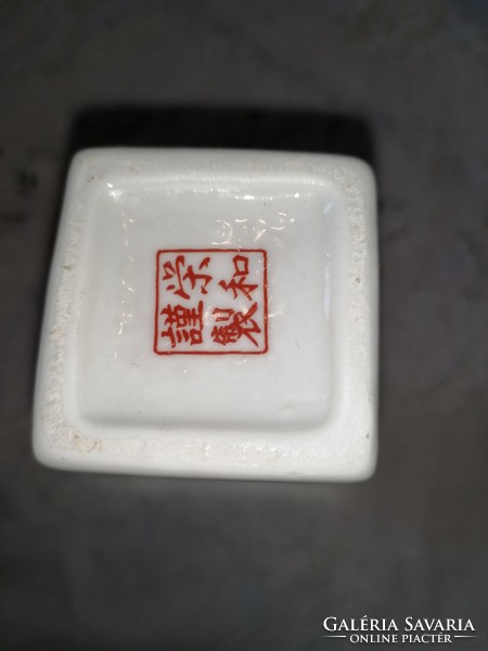 Vintage Imari porcelán, japán váza, jellegzetes piros virágokkal