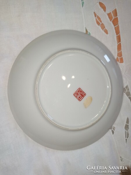 Imari porcelán, japán tányér, jellegzetes piros virágokkal.