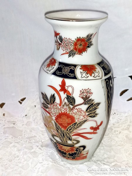 Vintage Imari porcelán, japán öblös váza, jellegzetes piros virágokkal