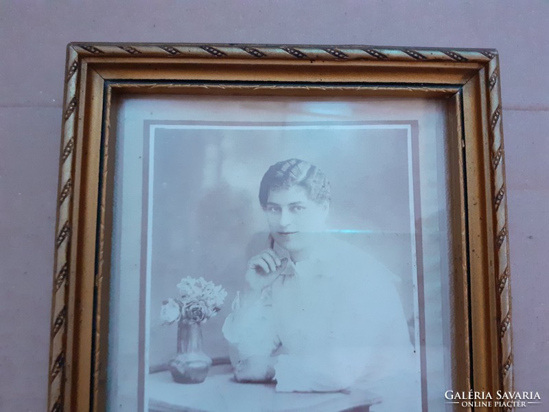 Régi női fotó képkeretben fénykép fali fotókeret falikép