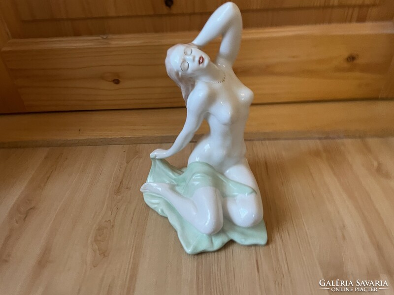 Aquincum porcelán női akt nő Káldor Aurél terve modern figura szobor