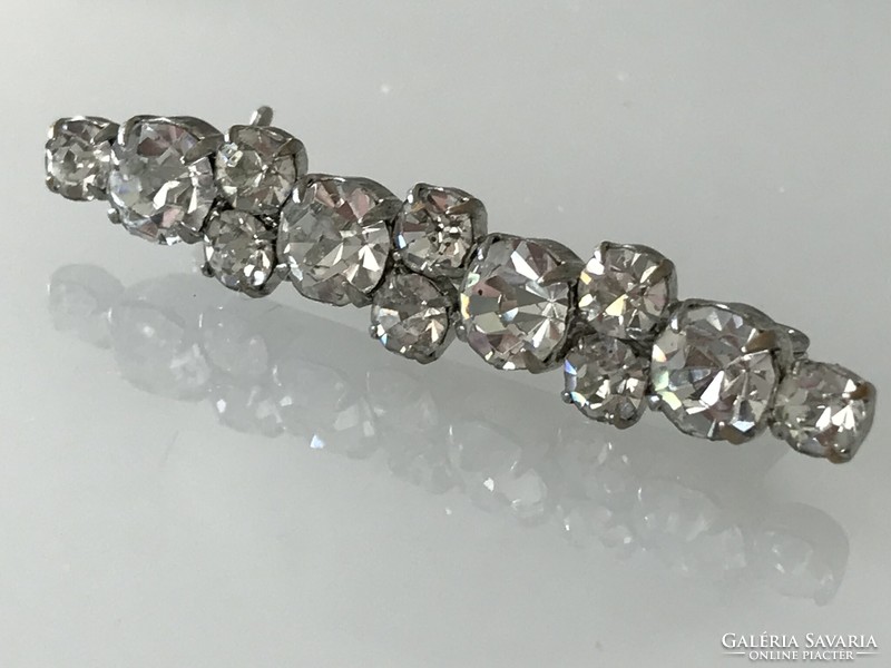 Hosszúkás bross ragyogó kristályokkal, 4,7 cm hosszú